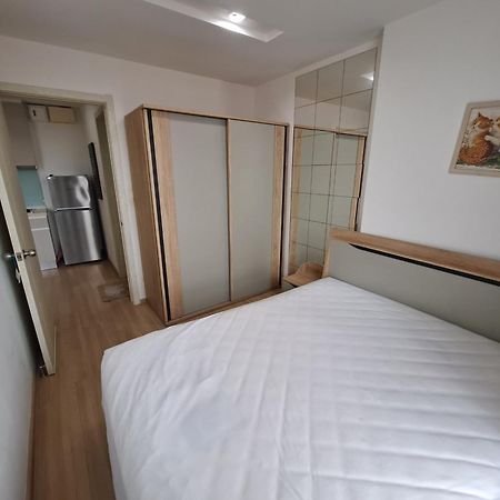 Condo In Bangkok With Swimming Pool Near Malls And Train Buitenkant foto