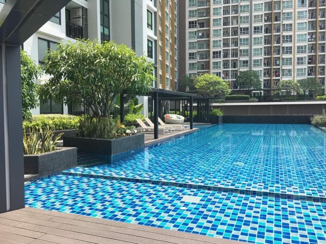 Condo In Bangkok With Swimming Pool Near Malls And Train Buitenkant foto